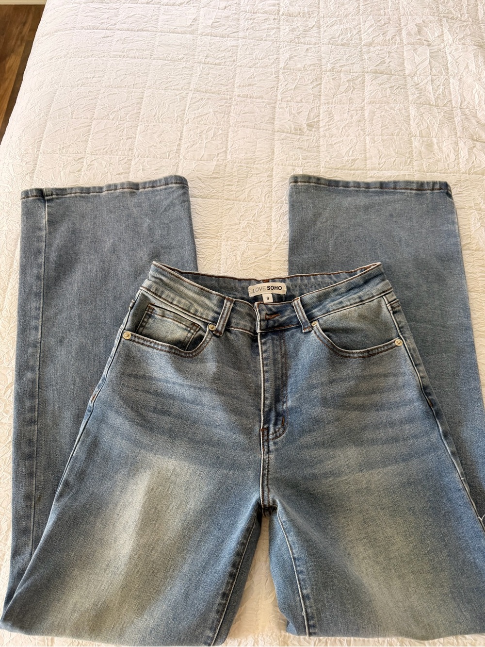 Love & SoHo Women's Mid Wash Straight Leg Jeans